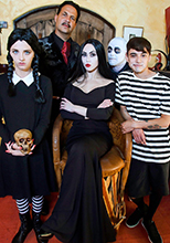 歐美亂交家庭   FamilyStrokes Audrey Noir, Kate Bloom Addams Family Orgy