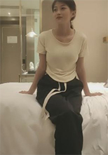 小學妹顏值不錯好騷啊，給男友打著電話跟小哥做愛，把雞巴擼起來舔一舔