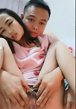 乡下早婚早孕00后童颜少妇,看着壹脸童气,没想到已经生过宝宝了,和邻居大哥激情褕情