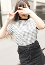 舌を出しピースで