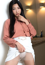 お漏らし美女にザーメンを流し込ん